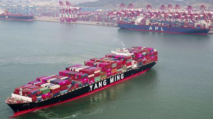 Ein Containerschiff verlässt die Werft in Qingdao in der ostchinesischen Provinz Shandong. 