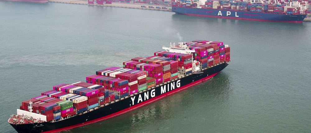 Ein Containerschiff verlässt die Werft in Qingdao in der ostchinesischen Provinz Shandong.