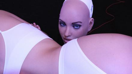 Harmony ist ein Begleitroboter und geht ganz schön ran in Dragana Buluts Performance „Beyond Love“.
