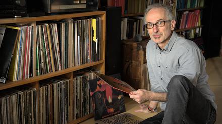 „Vinylrausch“-Veranstalter Jörg Wulf mit seinen Lieblingstonträgern.
