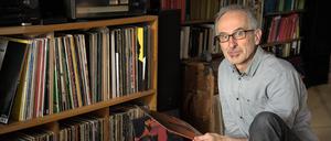 „Vinylrausch“-Veranstalter Jörg Wulf mit seinen Lieblingstonträgern.