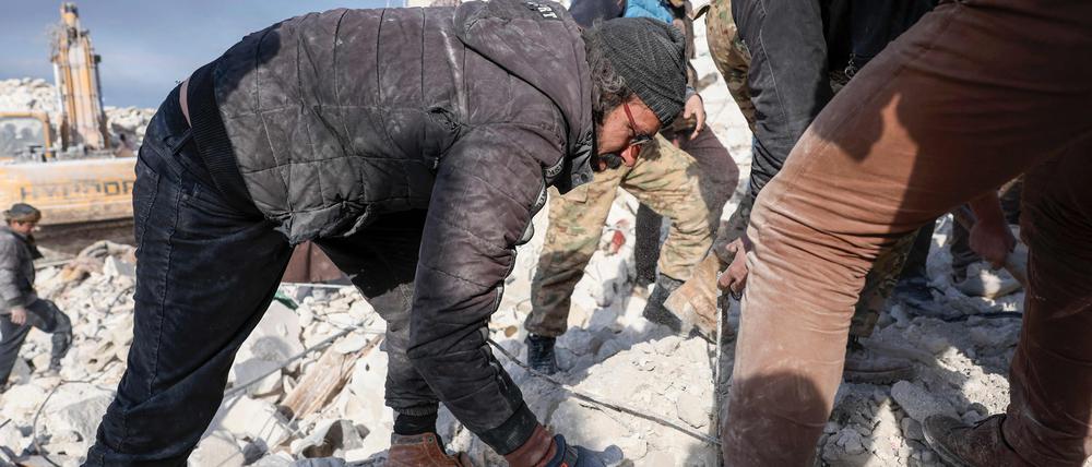 Helfer im Dorf Besnaya in der von Rebellen kontrollierten Provinz Idlib im Nordwesten Syriens bekommen keine HIlfe von außen.