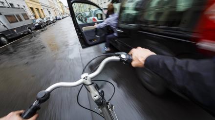 Kurz vor der Körperverletzung: Wenn der Radfahrer die Tür rammt oder beim Ausweichen stürzt, macht Autofahrer oder Autofahrerin sich strafbar.