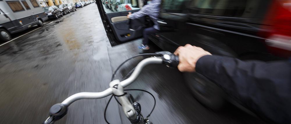 Kurz vor der Körperverletzung: Wenn ein Radfahrer gegen die Autotür prallt oder beim Ausweichen stürzt, macht der Autofahrer sich strafbar.