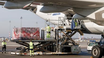 09.02.2023, Brandenburg, Schönefeld: Am Flughafen BER laden Flughafenmitarbeiter Paletten mit Hilfsgütern für die Türkei in ein Flugzeug der türkischen Fluggesellschaft Türkish Airlines. Foto: Carsten Koall/dpa +++ dpa-Bildfunk +++