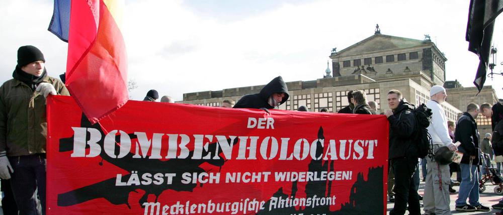 Neonazi-Demonstration in Dresden im Februar 2005: Geschichtsrevisionismus und Holocaustverharmlosung. 