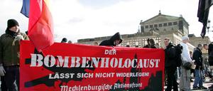 Neonazi-Demonstration in Dresden im Februar 2005: Geschichtsrevisionismus und Holocaustverharmlosung. 