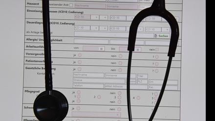 In der Patientenakte angegebene Medikamente sollten Angehörige kennen.