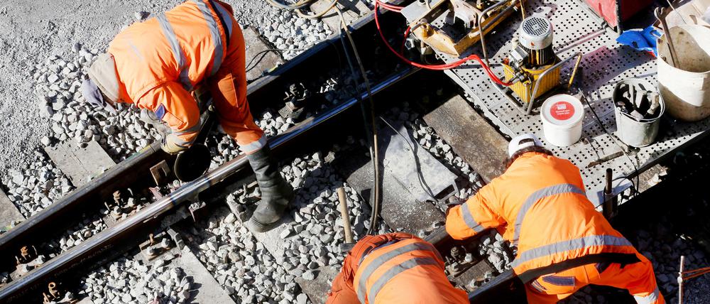ARCHIV - 26.03.2018, Nordrhein-Westfalen, Essen: Ein Bautrupp der Bahn repariert auf der Strecke zwischen Essen und Duisburg das Gleisbett. (zu dpa: «NRW will Bankverkehr mit Millionenaufwand zuverlässiger machen») Foto: Roland Weihrauch/dpa +++ dpa-Bildfunk +++