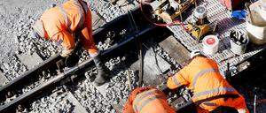 ARCHIV - 26.03.2018, Nordrhein-Westfalen, Essen: Ein Bautrupp der Bahn repariert auf der Strecke zwischen Essen und Duisburg das Gleisbett. (zu dpa: «NRW will Bankverkehr mit Millionenaufwand zuverlässiger machen») Foto: Roland Weihrauch/dpa +++ dpa-Bildfunk +++