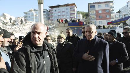 Zwischen Trümmern und Erdbebenopfern: Der türkische Staatspräsident während seines Besuchs in der zerstörten südtürkischen Stadt Kahramanmaraş am Mittwoch.
