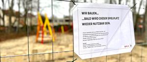 Der Motorik-Parcours auf dem Spielplatz im Gemeindewäldchen ist fast fertig.