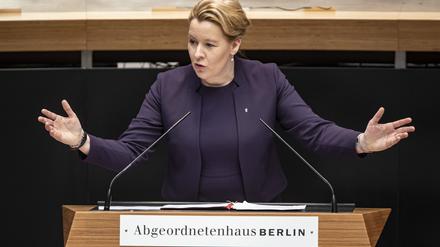 09.02.2023, Berlin: Franziska Giffey (SPD), Regierende Bürgermeisterin von Berlin, spricht während der Plenarsitzung des Berliner Abgeordnetenhauses. Foto: Fabian Sommer/dpa +++ dpa-Bildfunk +++