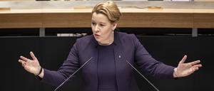 09.02.2023, Berlin: Franziska Giffey (SPD), Regierende Bürgermeisterin von Berlin, spricht während der Plenarsitzung des Berliner Abgeordnetenhauses. Foto: Fabian Sommer/dpa +++ dpa-Bildfunk +++