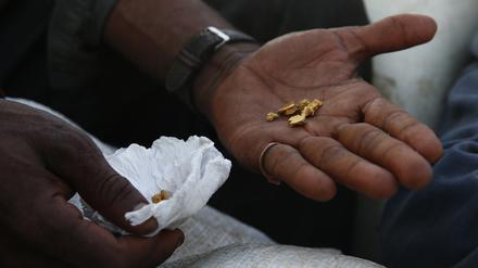 Ein Bergmann zeigt Gold, das er illegal abgebaut hat, als er das Gebiet der Yanomami-Indigenen verlässt. 