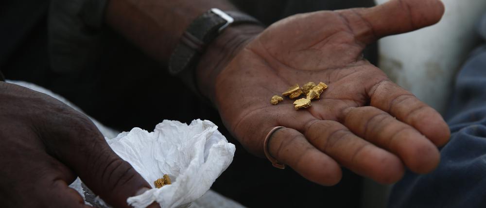 Ein Bergmann zeigt Gold, das er illegal abgebaut hat, als er das Gebiet der Yanomami-Indigenen verlässt.
