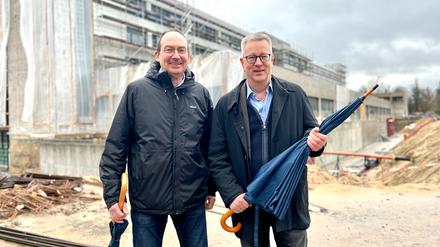 Jörg Israel, Mr. Fubic und Projektleiter bei der Wista Management GmbH, zusammen mit FU-Präsident Günter M. Ziegler auf der Baustelle.