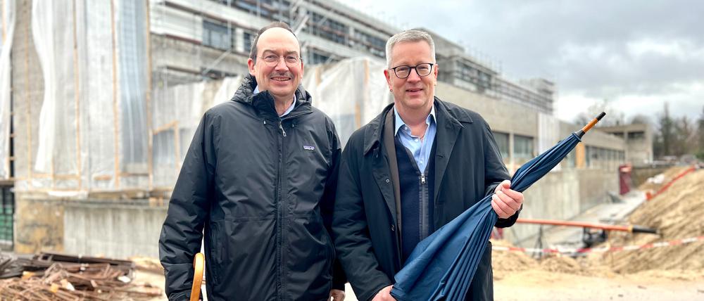 Jörg Israel, Mr. Fubic und Projektleiter bei der Wista Management GmbH, zusammen mit FU-Präsident Günter M. Ziegler auf der Baustelle.