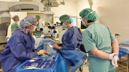Eine Laser-Operation am Auge eines Patienten im Helios Klinikum Buch.