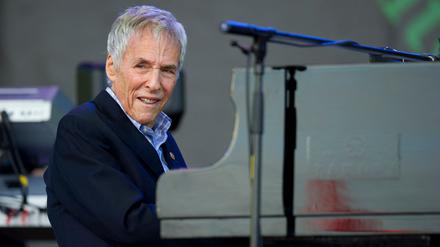 Burt Bacharach 2015 bei einem Auftritt beim Glastonbury Festival in England. 