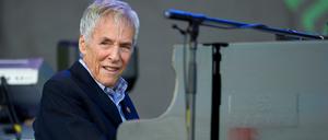 Burt Bacharach 2015 bei einem Auftritt beim Glastonbury Festival in England. 