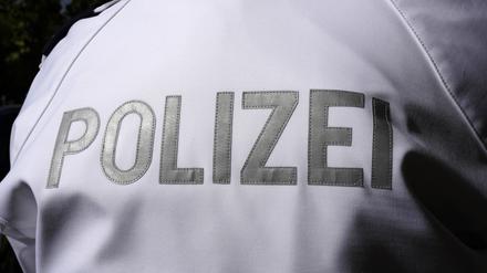 Jacke mit Polizeischriftzug. Symbolbild, Themenbild Berlin, 27.11.2022 *** Jacket with police lettering symbol image, theme image Berlin, 27 11 2022 Foto:xT.xBartillax/xFuturexImage 