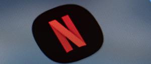Auf dem Bildschirm eines Smartphones sieht man das Icon der App Netflix. Netflix hat das angekündigte Vorgehen gegen das Teilen von Zugangsdaten in Europa zunächst in Spanien und Portugal gestartet. 