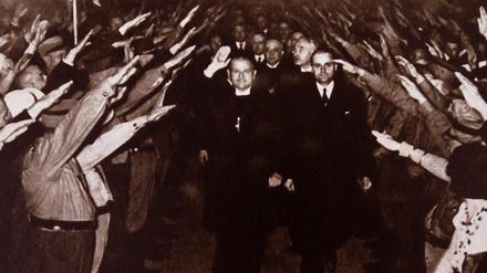 Ludwig Müller (M.) war ein führendes Mitglied der Deutschen Christen. 1933 wurde er zum deutschen Reichsbischof der evangelischen Kirche ernannt.