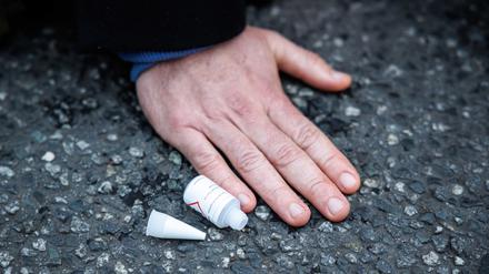 Ein Aktivist der Klimaschutz-Initiative «Letzte Generation» hat sich am Stachus mit seiner Hand auf die Straße geklebt. 