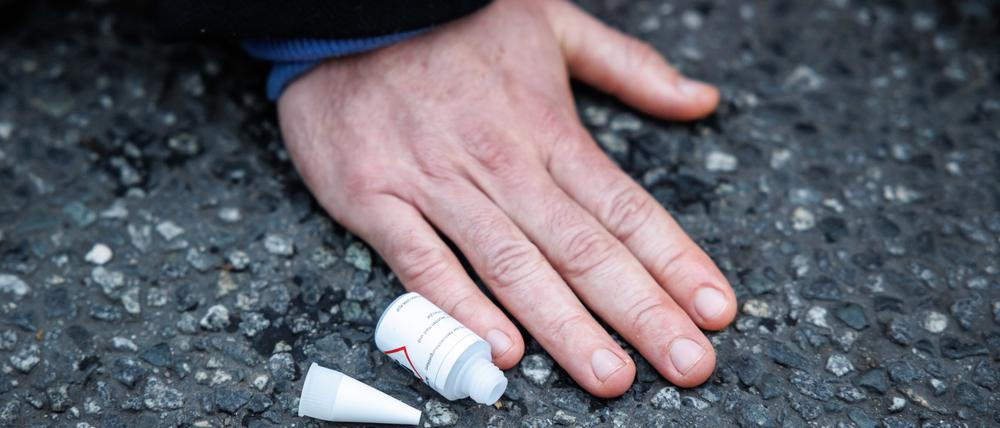 Ein Aktivist der Klimaschutz-Initiative «Letzte Generation» hat sich am Stachus mit seiner Hand auf die Straße geklebt.
