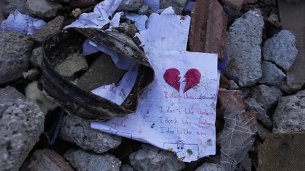 Unter den Tausenden eingestürzten Gebäuden im türkisch-syrischen Grenzgebiet sind vermutlich noch Zehntausende Erdbebenopfer zu befürchten.