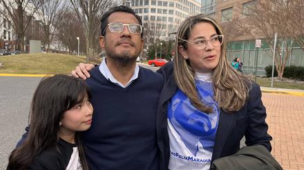 Der ehemalige Präsidentschaftskandidat Felix Maradiaga ist nach seiner Freilassung mit seiner Frau und seiner Tochter in den USA wieder vereint. 