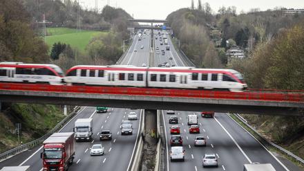 Projekte wie der Ausbau des Schienennetzes oder der Fernstraßen sollen im Verwaltungsprozess verkürzt werden (Archivbild). 
