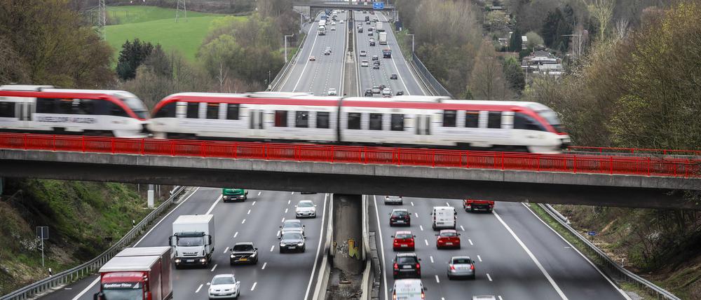 Projekte wie der Ausbau des Schienennetzes oder der Fernstraßen sollen im Verwaltungsprozess verkürzt werden (Archivbild).