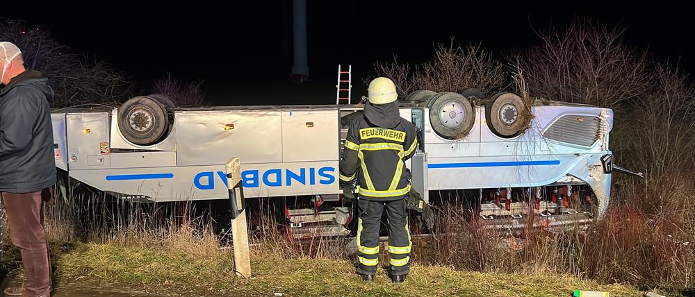 Ein Reisebus kippte auf der A2 am Freitagmorgen um.