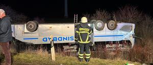 Ein Reisebus kippte auf der A2 am Freitagmorgen um. 