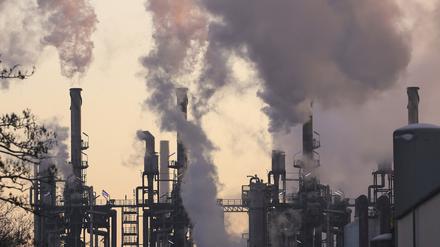 Wegen der aktuell hohen Nachfrage nach Öl und Gas will der britische BP-Konzern bis 2030 mehr fossile Rohstoffe fördern als geplant.