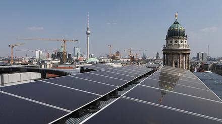 Photovoltaik-Anlage mit Dünnschichtmodulen auf dem Dach des Kaufhauses Galeries Lafayette, hinten Turm vom Französischen Dom und Fernsehturm, Berlin, Deutschland, Europa || Mindestpreis 20 Euro 