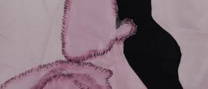 Blick auf Sophie Utikals Textil-Kunstwerk „See me through“.