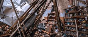 Zerbombte Kulturstätte: Eine von russischen Luftangriffen zerstörte Bibliothek in der Großstadt Tschernihiw, Ukraine.
