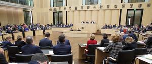 Im Bundesrat stimmen die Länder über Gesetze ab.