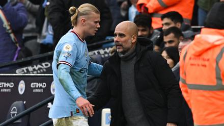 Bester Mann und Trainer. Pep Guardiola (rechts) reize das Potenzial von Erling Haaland nicht aus, wird in England krisiert.