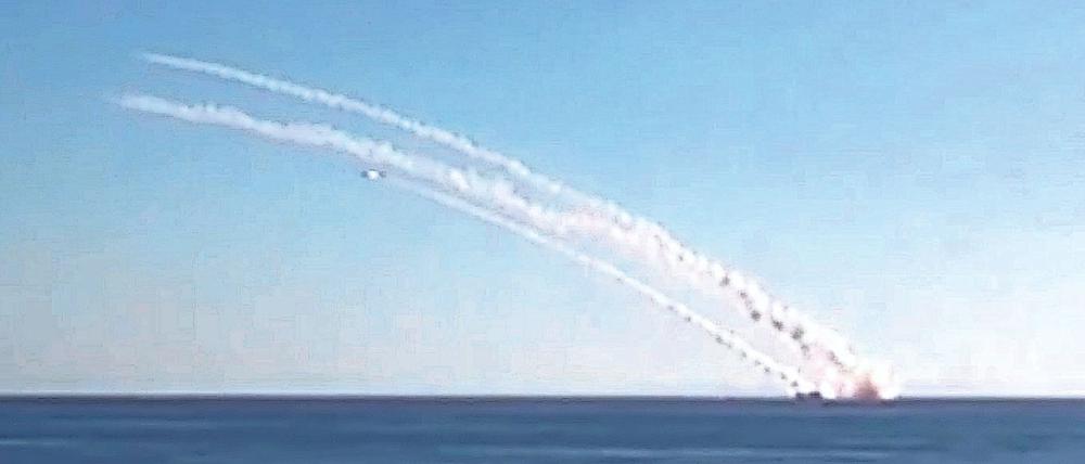 Kalibr-Raketen werden von einem russischen Schiff vor der Küste von Syrien abgeschossen (Symbolbild).