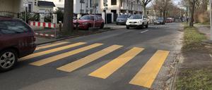 In der Crailsheimer Straße ist der Bürgersteig gesperrt, der Bordstein nicht abgesenkt, die Straße befahren: Die wenige Zentimeter hohe Gehwegkante stellt für Rollstuhlfahrer eine Hürde dar.