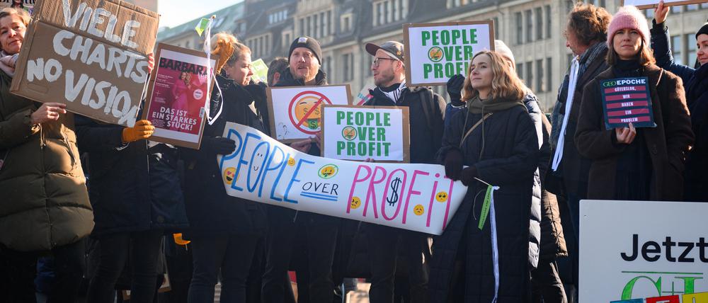 Mitarbeiter von Gruner + Jahr protestieren auf dem Hamburger Rathausmarkt gegen den harten Kurs von RTL Deutschland.