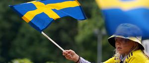 Junge Schwedin mit Flagge. 