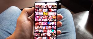 2022 gab es nach Angaben der EU eine Million Meldungen über Missbrauchsdarstellungen im Netz (Symbolbild).