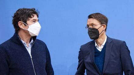 Gesundheitsminister Karl Lauterbach (r.) wollte keine Kritik an Christian Drosten ausüben (Archivbild). 