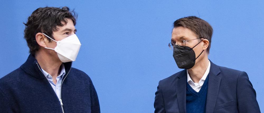 Gesundheitsminister Karl Lauterbach (r.) wollte keine Kritik an Christian Drosten ausüben (Archivbild).