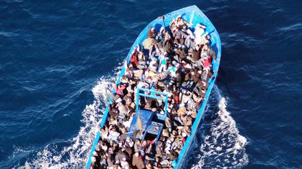 Ein Boot mit 200 Migrant:innen auf dem Mittelmeer. Genauso viele Menschen saßen auf einem der nun verschollenen Boote aus dem Senegal.